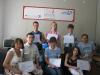 Группа випускників з сертифікатами